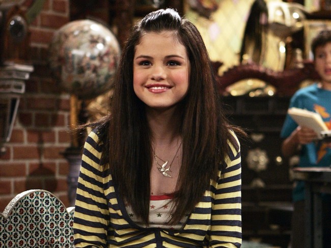 Selena Gomez vẫn thấy bị ám ảnh với những ngày còn là 'công chúa Disney' - Ảnh 4.
