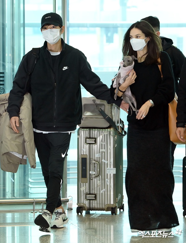 Đi đóng phim, Song Joong Ki vẫn đem vợ sắp cưới cùng sang Châu Âu - Ảnh 3.