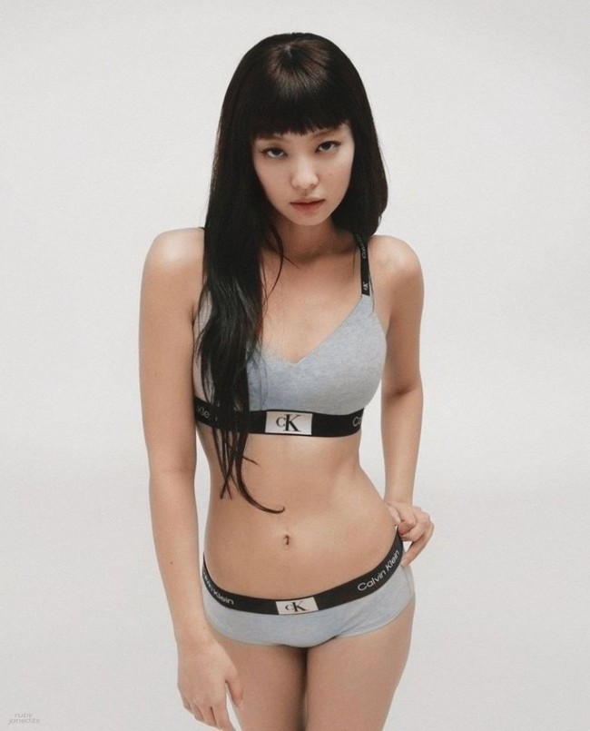 Jennie khoe tóc mới trong bộ ảnh quảng cáo, Minji (NewJeans) bỗng bị netizen réo tên - Ảnh 1.