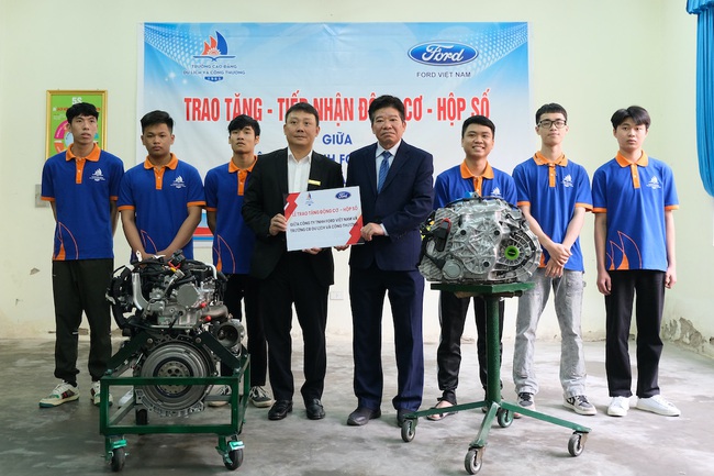 Ford Việt Nam tặng xe, động cơ, hộp số cho sinh viên kỹ thuật - Ảnh 1.