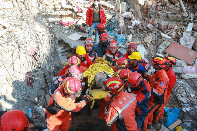 Động đất tại Thổ Nhĩ Kỳ và Syria: Thêm nhiều người được giải cứu sau hơn 200 giờ mắc kẹt - Ảnh 2.