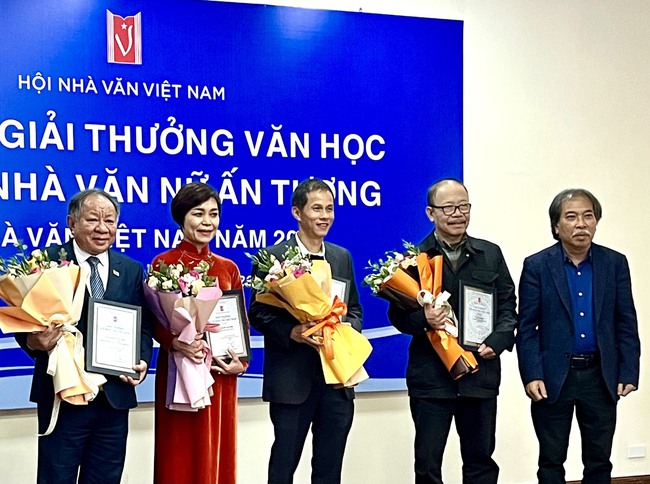 Giải thưởng Hội Nhà văn Việt Nam năm 2022: Bỏ phiếu cho chủ nghĩa nhân văn và sự hy vọng… - Ảnh 2.