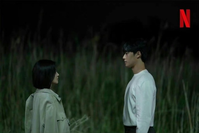 'The Glory' 2 gây sốt với loạt ảnh tĩnh: Song Hye Kyo bắt đầu báo thù, 'ác nữ nghiện ngập' bị bắt - Ảnh 5.