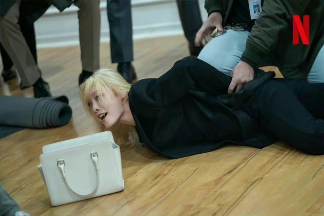 'The Glory' 2 gây sốt với loạt ảnh tĩnh: Song Hye Kyo bắt đầu báo thù, 'ác nữ nghiện ngập' bị bắt - Ảnh 9.