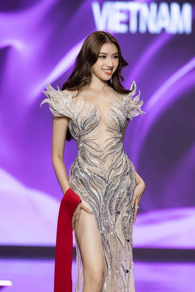 Chiếc áo lệch size của Thanh Thanh Huyền khi thi Hoa hậu quốc tế - Ảnh 3.