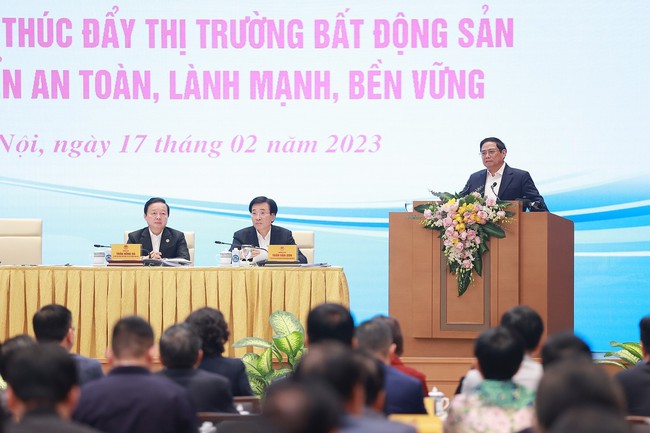 Thủ tướng Phạm Minh Chính: Các chủ thể cùng vào cuộc tháo gỡ khó khăn, thúc đẩy phát triển thị trường bất động sản - Ảnh 1.