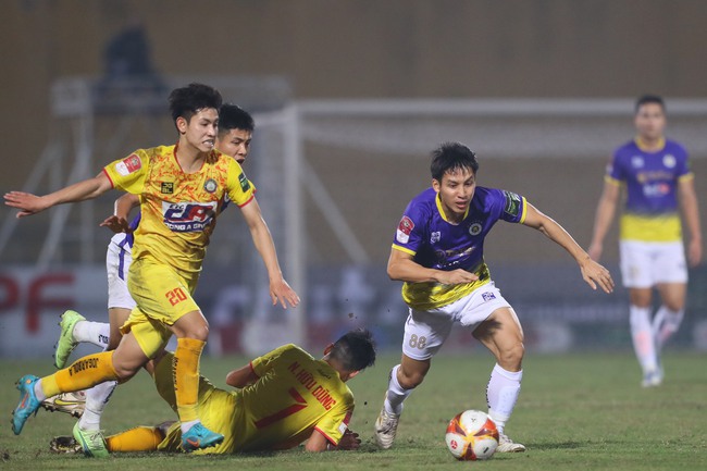 Thoát thua nhờ xà ngang, Hà Nội FC gây thất vọng trong cuộc thư hùng tranh ngôi đầu bảng - Ảnh 3.