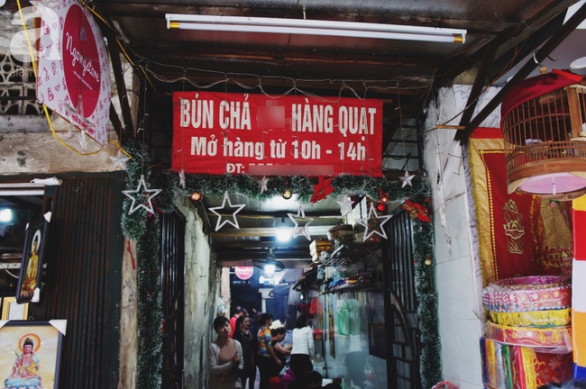 Cách buôn bán &quot;cộng sinh&quot; của nhiều hàng quán vỉa hè ở Hà Nội: Nét văn hoá thú vị nhưng cũng gây tranh cãi? - Ảnh 2.