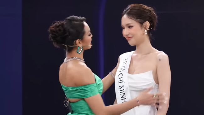 Miss International Queen Vietnam 2023 vừa mở màn, HLV đã đối đầu cực căng: Quỳnh Châu phản ứng gắt khi Thuỷ Tiên có phát ngôn 'đụng chạm'  - Ảnh 3.