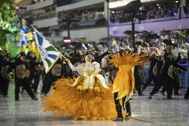  Lễ hội Carnival lớn nhất Brazil sôi động trở lại - Ảnh 1.