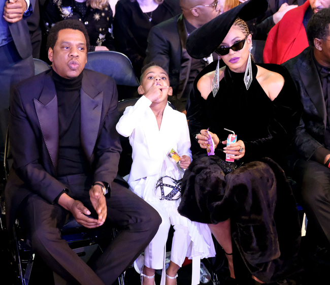 Sướng như con cái sao hạng A: Rihanna thuê hẳn stylist cho... quý tử 9 tháng tuổi, ái nữ nhà Kylie Jenner ra mắt dòng mỹ phẩm liền gây tranh cãi  - Ảnh 10.
