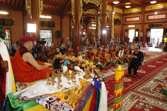 Nghệ sỹ Trần Mạnh Tuấn biểu diễn tại Pháp hội chùa Thiên Quang - Ảnh 1.