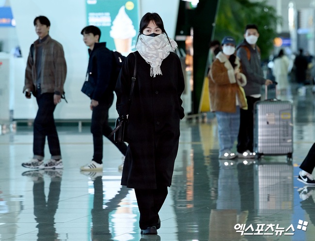 Song Hye Kyo xuất hiện nổi bật tại sân bay chỉ vài ngày sau khi chồng cũ xuất ngoại với vợ - Ảnh 2.