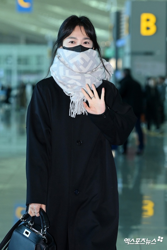 Song Hye Kyo xuất hiện nổi bật tại sân bay chỉ vài ngày sau khi chồng cũ xuất ngoại với vợ - Ảnh 4.