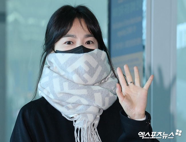 Song Hye Kyo xuất hiện nổi bật tại sân bay chỉ vài ngày sau khi chồng cũ xuất ngoại với vợ - Ảnh 1.