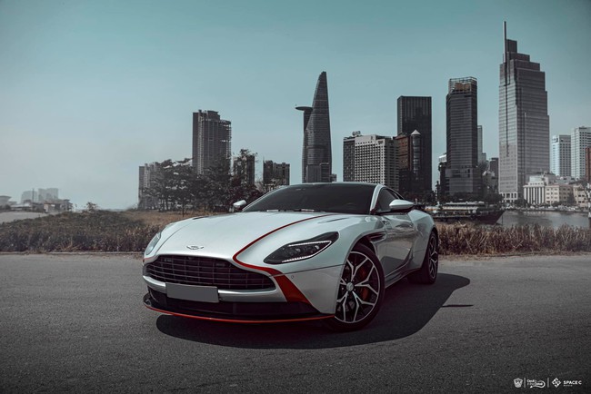 4 năm chỉ chạy 9.000 km, Aston Martin DB11 V8 Lightning Silver mất giá tới gần 3 tỷ đồng - Ảnh 2.