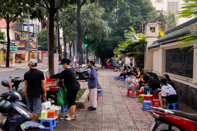 Không chỉ ở Hà Nội, TP.HCM cũng có kiểu hàng quán “cộng sinh”: chỉ cần có chỗ ngồi thì … sao cũng được - Ảnh 10.