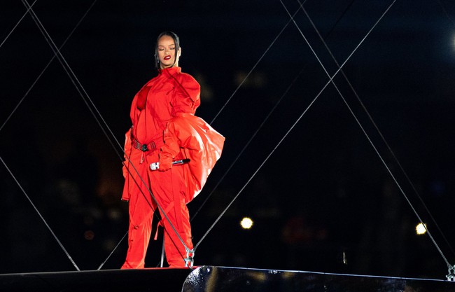&quot;Siêu sân khấu&quot; của Rihanna tại Super Bowl Halftime Show chỉ được dựng trong 5 phút, xem clip hậu trường mà &quot;choáng&quot;! - Ảnh 2.