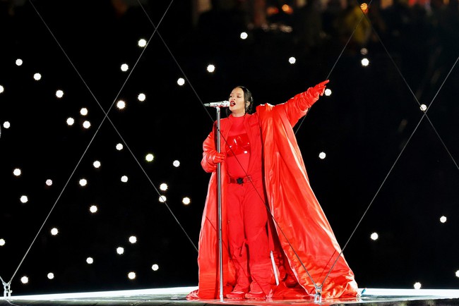 &quot;Siêu sân khấu&quot; của Rihanna tại Super Bowl Halftime Show chỉ được dựng trong 5 phút, xem clip hậu trường mà &quot;choáng&quot;! - Ảnh 1.