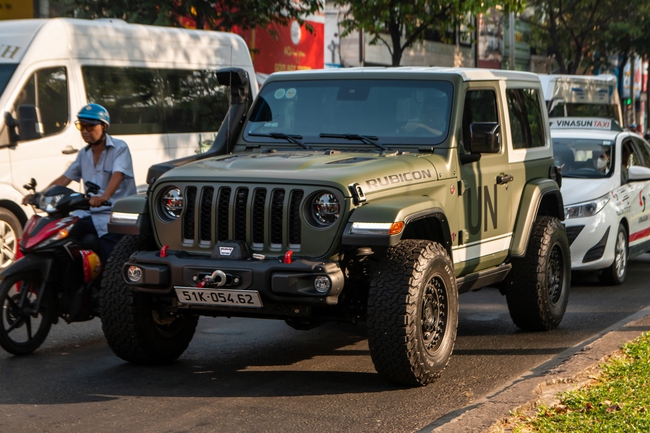 Tậu thêm Jeep mới chỉ khác màu, ông Đặng Lê Nguyên Vũ nói siêu xe chỉ để đi cho vui thôi - Ảnh 7.