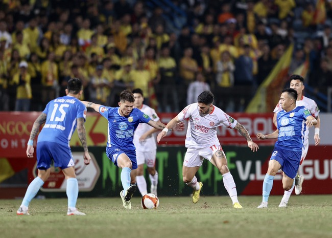 Nam Định (áo xanh) cầm hòa Viettel 0-0 tại sân Hàng Đẫy trong khuôn khổ vòng 4 V-League 2023. Ảnh: Hoàng Linh