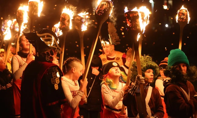 Thay đổi lịch sử trong 'lễ hội lửa' lớn nhất Châu Âu - Ảnh 2.