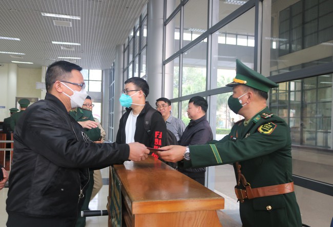 Quảng Ninh: Ngày đầu khôi phục hoạt động xuất, nhập cảnh qua cặp cửa khẩu Móng Cái-Đông Hưng - Ảnh 3.