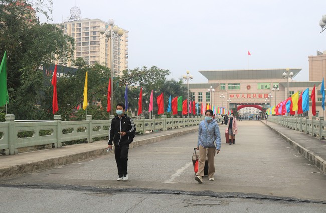 Quảng Ninh: Ngày đầu khôi phục hoạt động xuất, nhập cảnh qua cặp cửa khẩu Móng Cái-Đông Hưng - Ảnh 2.