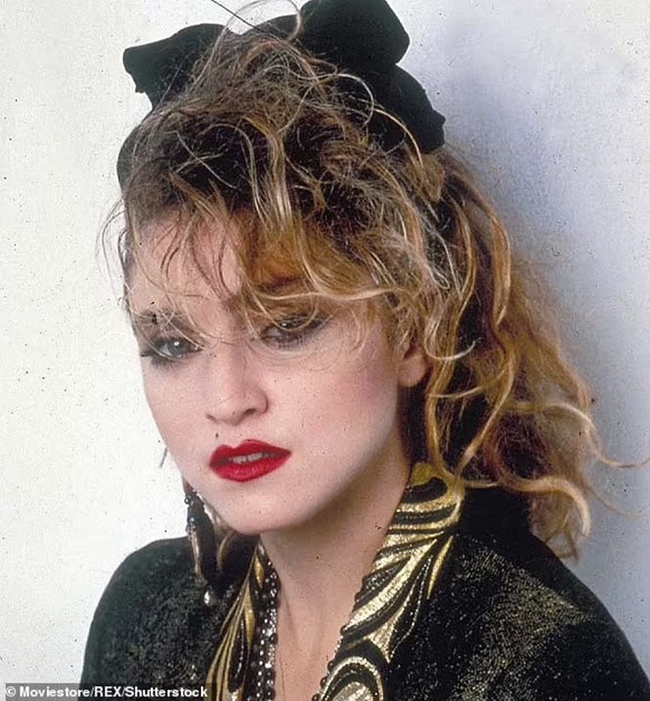 Madonna cuối cùng thừa nhận phẫu thuật thẩm mỹ sau lần xuất hiện không thể nhận ra tại lễ trao giải Grammy - Ảnh 12.