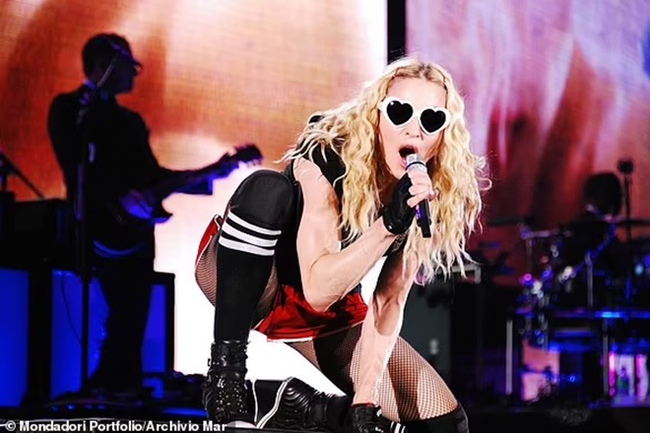 Madonna cuối cùng thừa nhận phẫu thuật thẩm mỹ sau lần xuất hiện không thể nhận ra tại lễ trao giải Grammy - Ảnh 18.