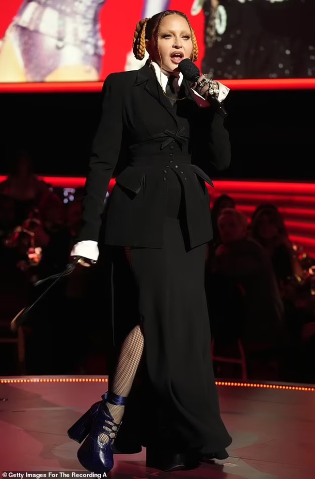 Madonna cuối cùng thừa nhận phẫu thuật thẩm mỹ sau lần xuất hiện không thể nhận ra tại lễ trao giải Grammy - Ảnh 5.