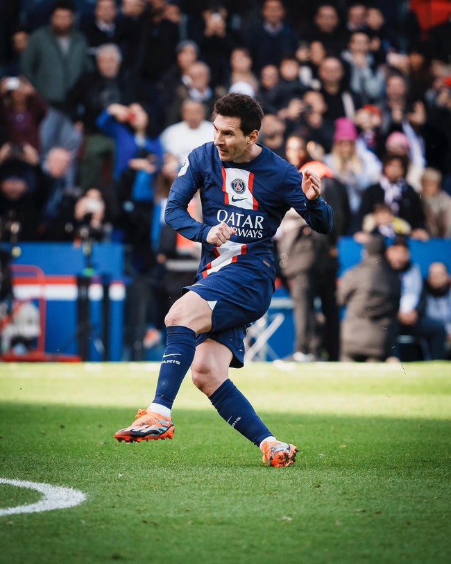 Fan soi khoảnh khắc Messi suýt gãy mắt cá chân khi ghi bàn từ pha sút phạt cho PSG - Ảnh 3.