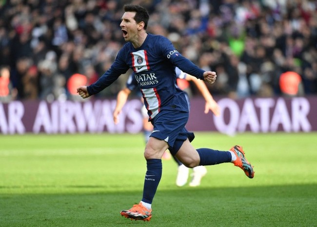 Fan soi khoảnh khắc Messi suýt gãy mắt cá chân khi ghi bàn từ pha sút phạt cho PSG - Ảnh 4.