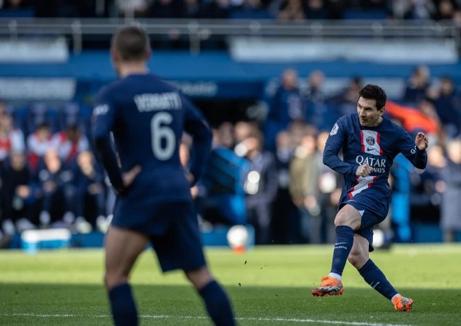 Fan soi khoảnh khắc Messi suýt gãy mắt cá chân khi ghi bàn từ pha sút phạt cho PSG - Ảnh 2.