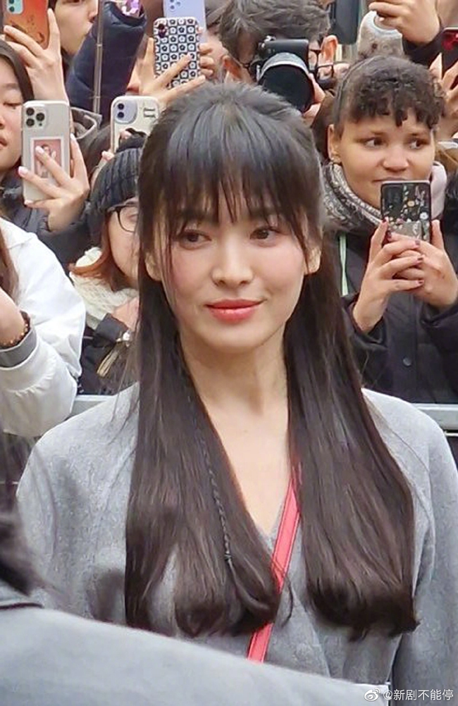 Song Hye Kyo đại náo Milan Fashion Week: Được rần rần khán giả nước ngoài hưởng ứng, vẫn bị soi 1 chi tiết nhỏ trên gương mặt - Ảnh 5.