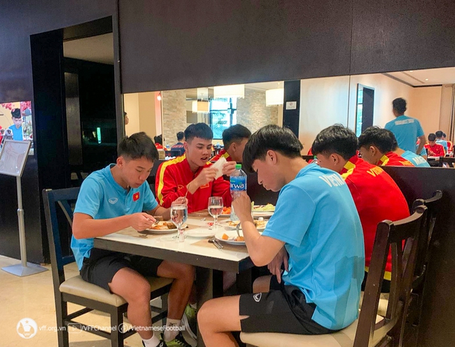 U20 Việt Nam ăn theo chế độ đặc biệt trước trận đấu giao hữu cuối tại UAE - Ảnh 1.