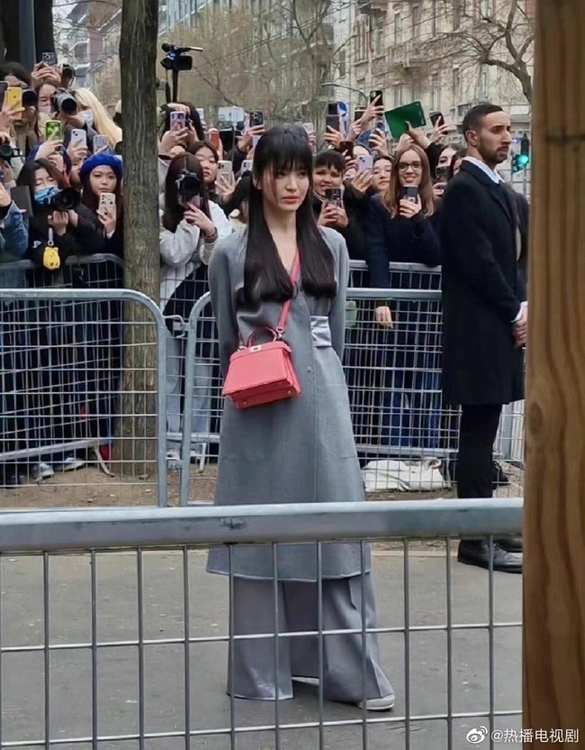Song Hye Kyo đại náo Milan Fashion Week: Được rần rần khán giả nước ngoài hưởng ứng, vẫn bị soi 1 chi tiết nhỏ trên gương mặt - Ảnh 4.