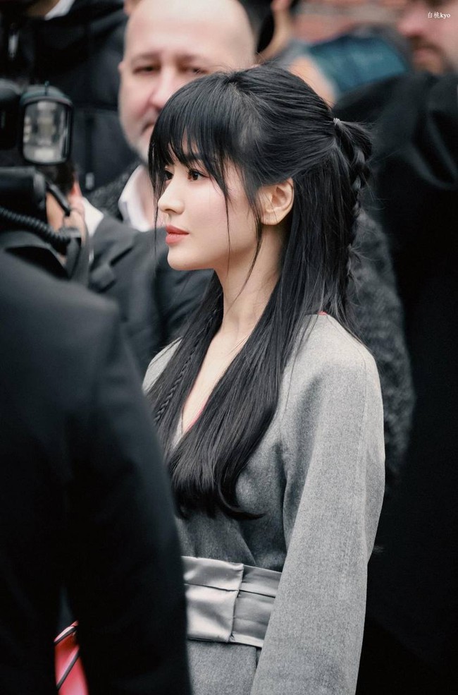 Song Hye Kyo đại náo Milan Fashion Week: Visual gây sốt khi sánh bên nam thần Hứa Quang Hán, được khán giả rần rần ủng hộ - Ảnh 4.