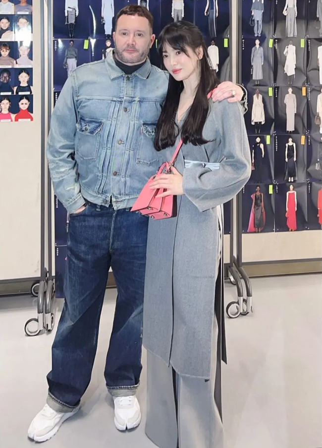Song Hye Kyo đại náo Milan Fashion Week: Visual gây sốt khi sánh bên nam thần Hứa Quang Hán, được khán giả rần rần ủng hộ - Ảnh 11.