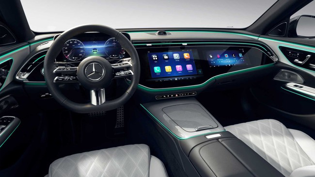 Mercedes-Benz công bố sớm nội thất E-Class mới với màn hình khổng lồ, TikTok và camera selfie mặc định - Ảnh 2.