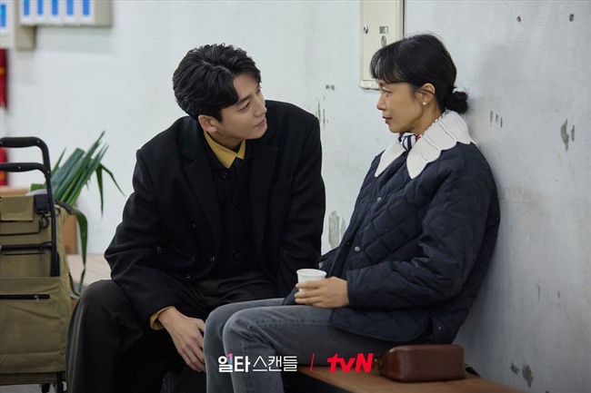 Style của Jung Kyung Ho qua 2 phim hot hit: Làm thầy giáo thì tươi tắn nhiệt huyết, là bác sĩ thì trầm lắng sâu sắc nhưng đều rất đẹp và bảnh - Ảnh 4.