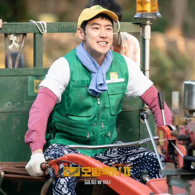 'Taxi Driver 2' tập 3: Lee Je Hoon cải trang thành một nông dân - Ảnh 2.