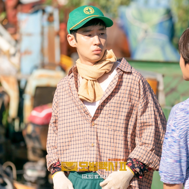 'Taxi Driver 2' tập 3: Lee Je Hoon cải trang thành một nông dân - Ảnh 3.