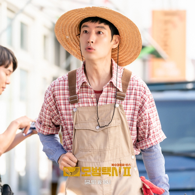 'Taxi Driver 2' tập 3: Lee Je Hoon cải trang thành một nông dân - Ảnh 4.