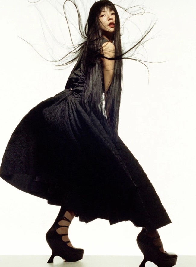 Full bộ ảnh Jisoo trên Vogue Pháp: Bắn ảnh cực bén, thần thái sắc lẹm, nhận đãi ngộ nghịch thiên từ Dior  - Ảnh 5.