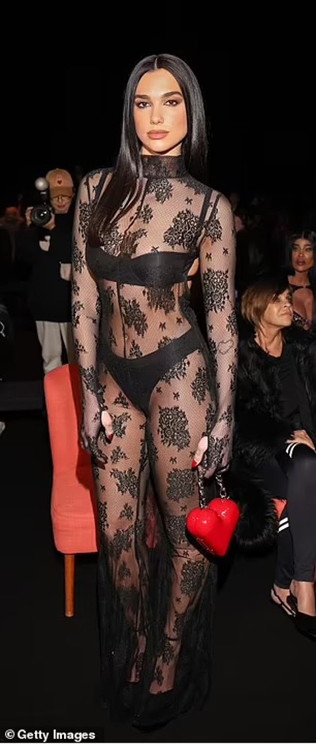 Dua Lipa gợi cảm trong chiếc váy ren xuyên thấu màu đen cùng Bella Thorne nóng bỏng tại Tuần lễ thời trang Milan - Ảnh 3.
