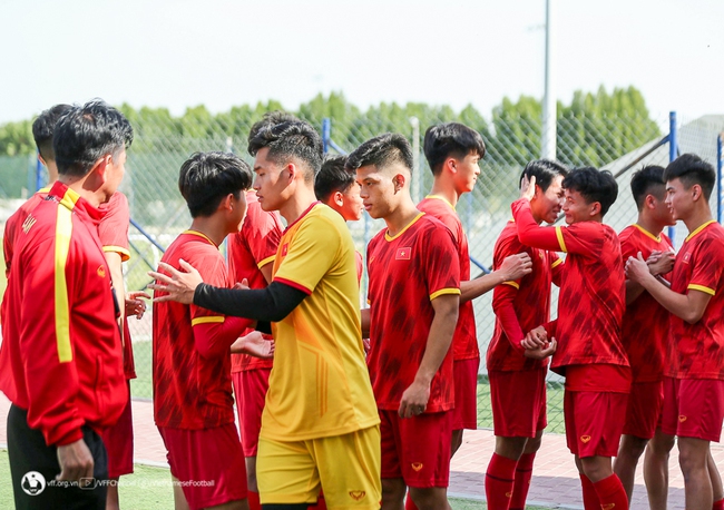 Bóng đá Việt Nam ngày 25/2: HLV Hoàng Anh Tuấn động viên 7 cầu thủ U20 Việt Nam bị loại - Ảnh 1.