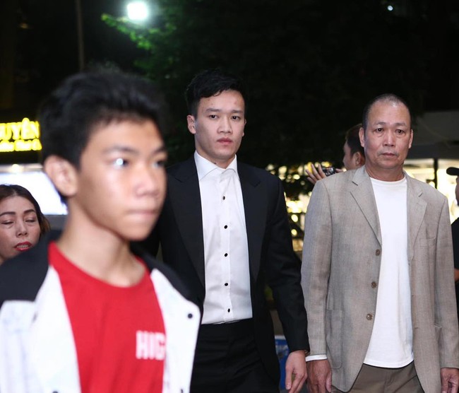 Huỳnh Như cuốn hút, Tiến Linh lịch lãm trên thảm đỏ Quả bóng vàng Việt Nam 2022 - Ảnh 5.