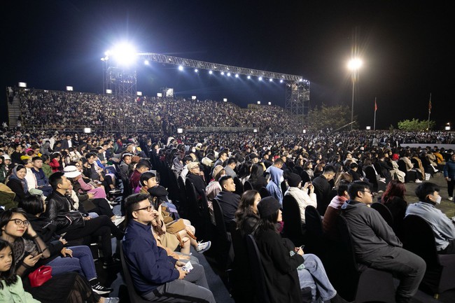  Thanh Hằng xuất hiện ủng hộ &quot;người tình tin đồn&quot; Hà Anh Tuấn, gần 10 nghìn khán giả lấp đầy đêm concert thứ hai   - Ảnh 8.