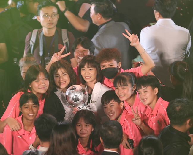 Người hâm mộ vây kín những Quả bóng vàng Việt Nam 2022 và các cá nhân xuất sắc - Ảnh 7.